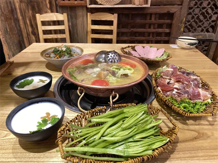 麗江美食攻略：”會吃的麗江人，一天都吃了什么？