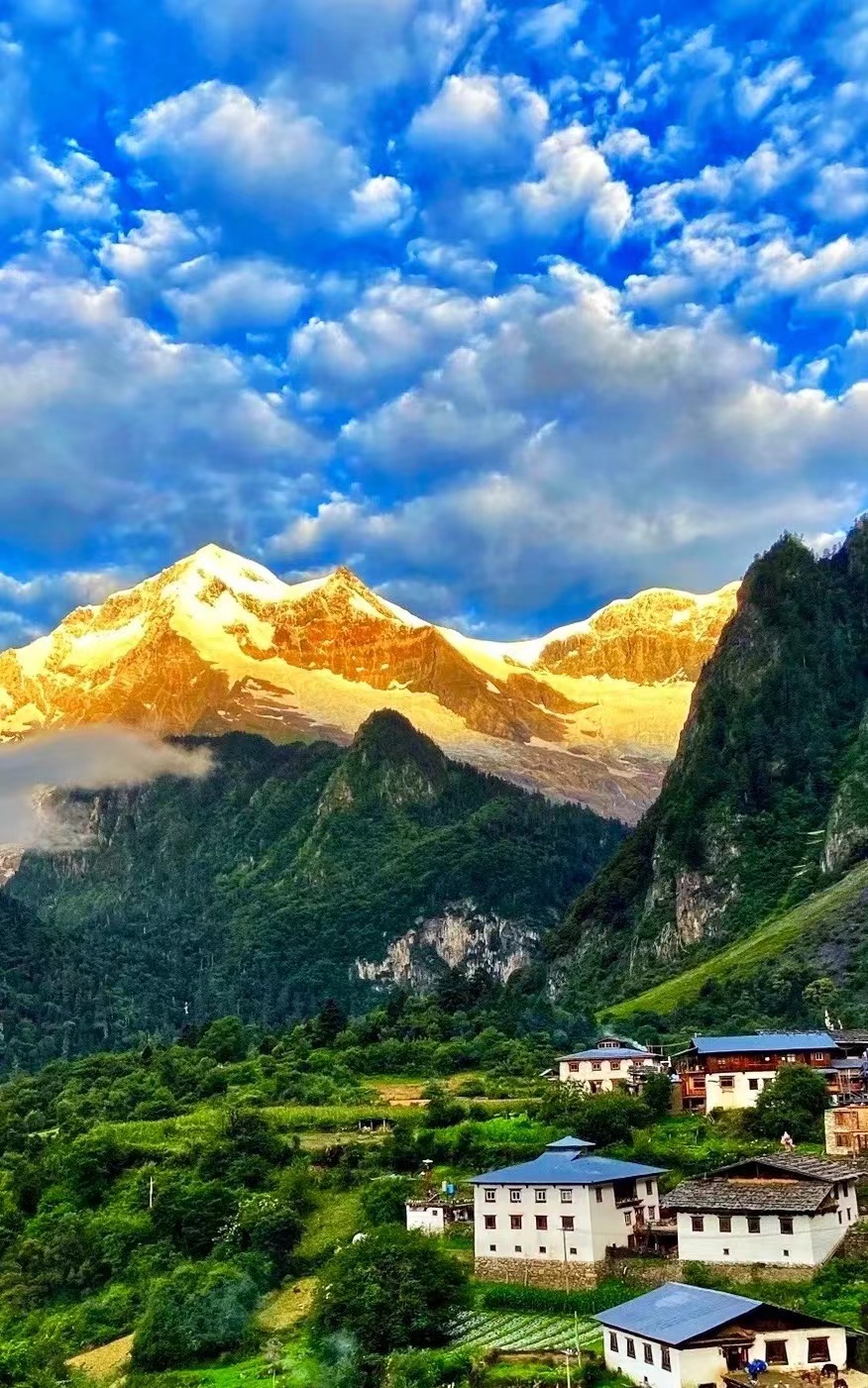 跟著麗江小編一起游云南：走進雨崩，徒步探尋云南深藏的絕美天堂！